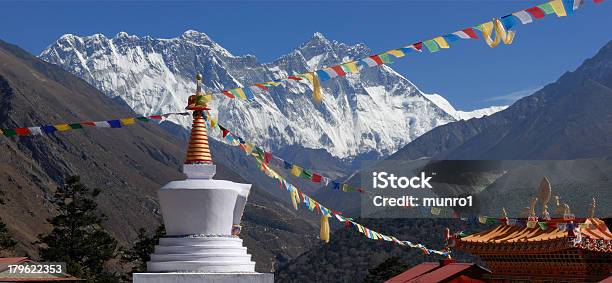 Monte Lhotse Da Tengboche Monastero - Fotografie stock e altre immagini di Ambientazione esterna - Ambientazione esterna, Asia, Bandiera