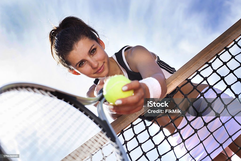 Jovem garota jogando tênis com o maravilhoso clima - Foto de stock de Tênis - Esporte de Raquete royalty-free