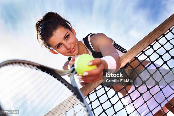 Foto de Jovem Garota Jogando Tênis Com O Maravilhoso Clima e mais fotos de stock de Tênis - Esporte de Raquete - Tênis - Esporte de Raquete, Adolescentes Meninas, Adolescente