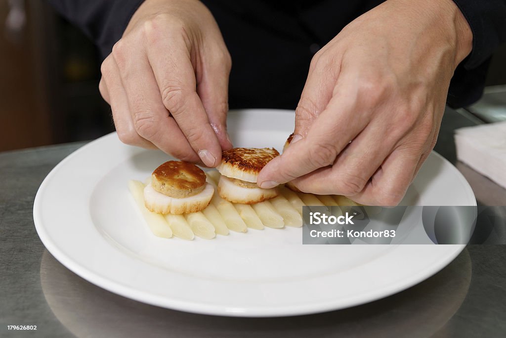 Chefkoch ist mit foie gras mit Jakobsmuscheln - Lizenzfrei Aufschlagen - Sport Stock-Foto