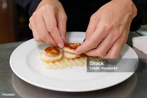 Chefkoch Ist Mit Foie Gras Mit Jakobsmuscheln Stockfoto und mehr Bilder von Aufschlagen - Sport - Aufschlagen - Sport, Bratengericht, Essgeschirr