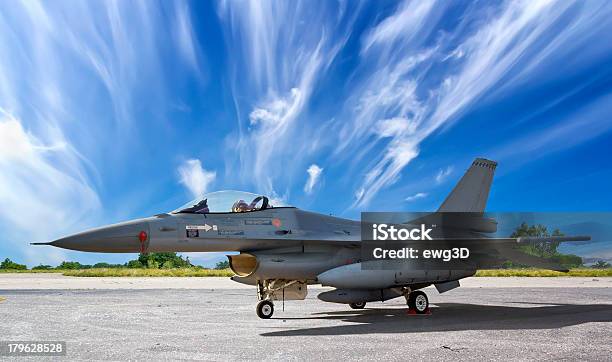 Jet F16 Militare - Fotografie stock e altre immagini di Caccia - Aereo militare - Caccia - Aereo militare, Marina - Personale militare, Aeronautica militare americana