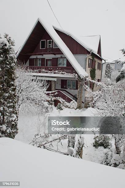 Casa In Inverno - Fotografie stock e altre immagini di Albero - Albero, Ambientazione esterna, Bellezza