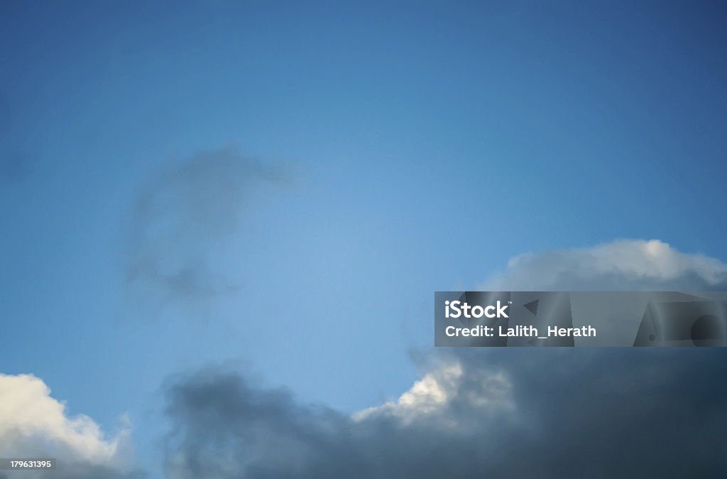 Escuro Nuvem em um céu azul espaço para escrever - Royalty-free Altocumulus Foto de stock