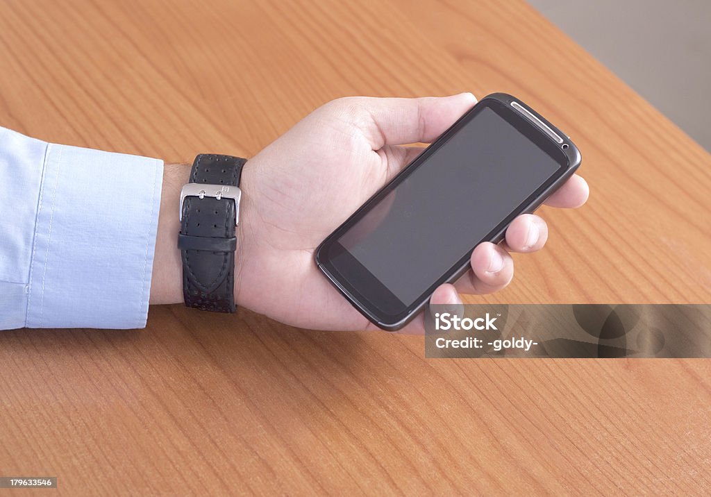 Homem segurando um Telefone Inteligente - Royalty-free A caminho Foto de stock