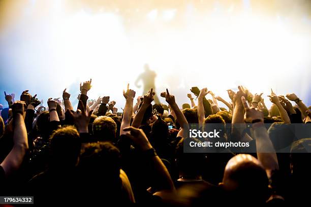 Foto de Multidão De Concerto e mais fotos de stock de Aplaudindo - Aplaudindo, Arte, Cultura e Espetáculo, Audiência