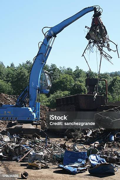 Grou Azul Metal Em Uma Planta De Reciclagem - Fotografias de stock e mais imagens de Acidente - Conceito - Acidente - Conceito, Acidente - Evento Relacionado com o Transporte, Agarrar