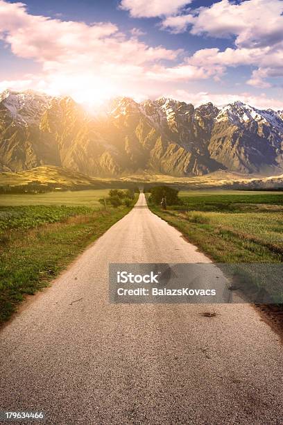 Estrada De Asfalto - Fotografias de stock e mais imagens de Ajardinado - Ajardinado, Alfalto, Ao Ar Livre