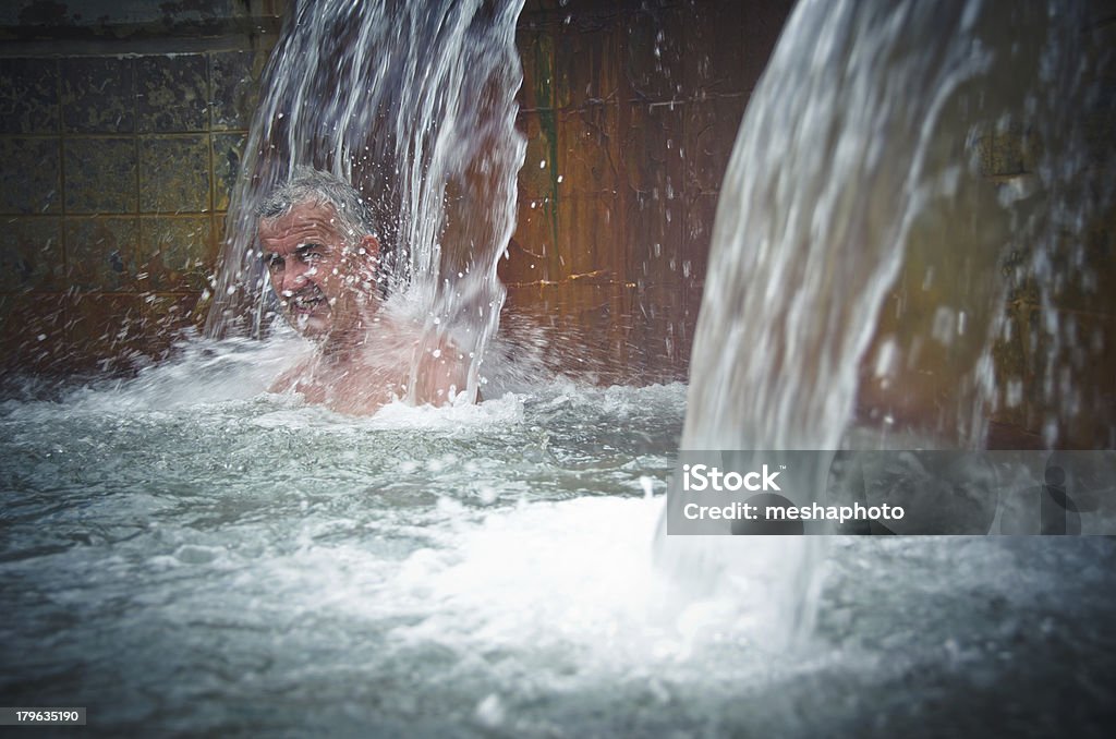 Homem Maduro relaxante em hot spring - Foto de stock de Terceira idade royalty-free