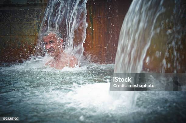 Homem Maduro Relaxante Na Fonte Térmica - Fotografias de stock e mais imagens de Terceira idade - Terceira idade, Balneoterapia, Fonte termal