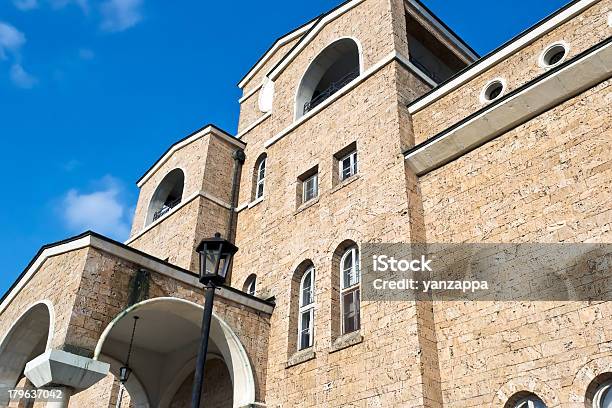 Foto de Edifício De Tijolos e mais fotos de stock de Arco - Característica arquitetônica - Arco - Característica arquitetônica, Arquitetura, Azul