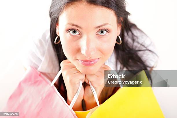 Foto de Linda Mulher Feliz Segurando Sacolas De Compras e mais fotos de stock de Adulto - Adulto, Alegria, Beleza