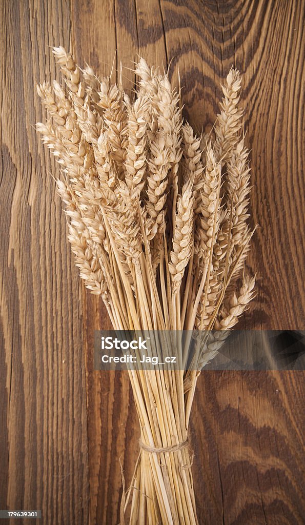 Trigo sobre madera - Foto de stock de Agricultura libre de derechos
