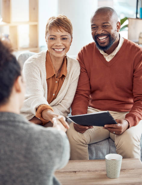 consultoria, planejamento e handshake com casal de idosos e assessor financeiro para investimentos, seguros e poupança previdenciária. bem-vindo, obrigado e lidar com homem e mulher para empréstimo, hipoteca ou metas - pension currency senior adult couple - fotografias e filmes do acervo