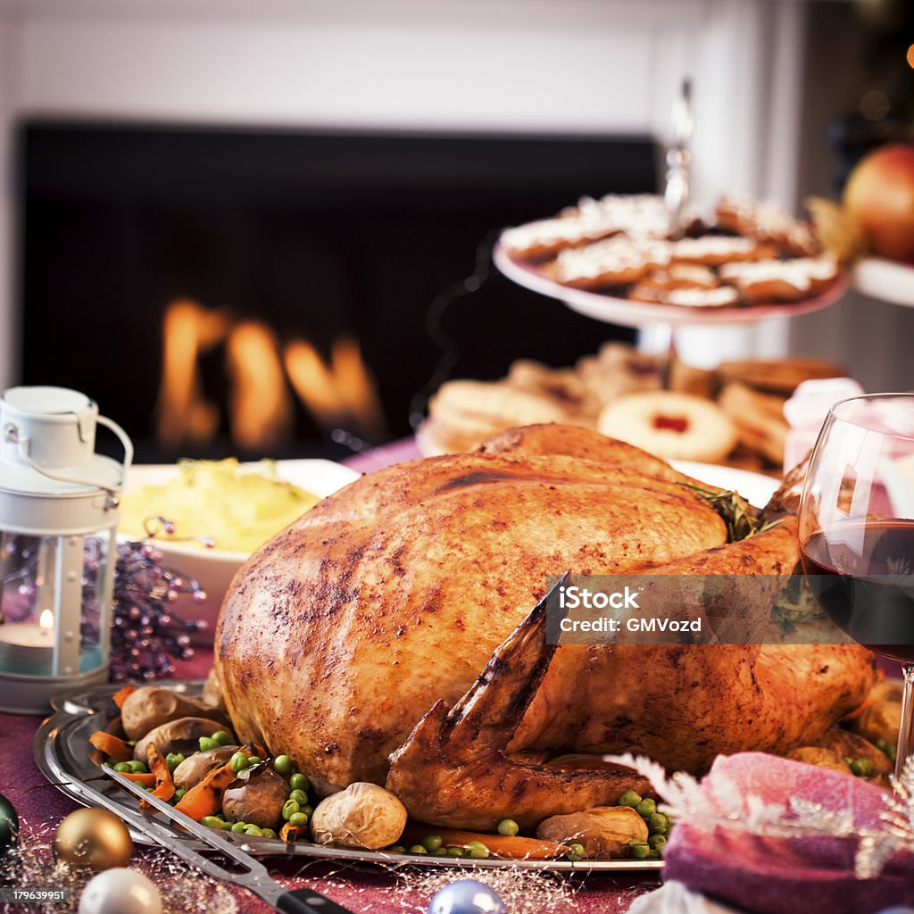 Cena de Navidad con muñeco de Turquía y guarniciones - Foto de stock de Arreglo libre de derechos