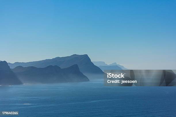 青い霧の海岸 - かすみのストックフォトや画像を多数ご用意 - かすみ, インド洋, カラー背景