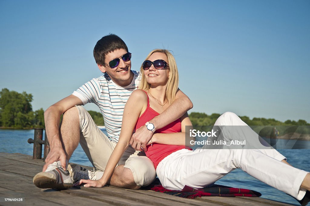 Glückliches junges Paar - Lizenzfrei Anlegestelle Stock-Foto