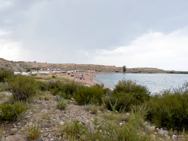 am strand von issykkul vor dem regen. - sea waving wave thunderstorm stock-fotos und bilder