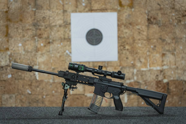 rifle con dispositivo digital de visión nocturna y silenciador en un campo de tiro. - toms fotografías e imágenes de stock