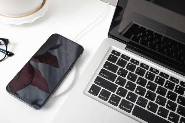 Charging smartphone battery with wireless charger device