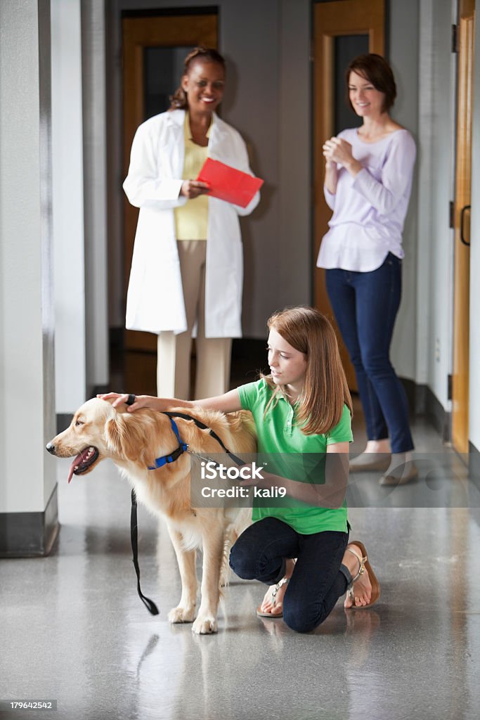 Família tomar animal de estimação para o veterinário - Royalty-free Veterinário Foto de stock