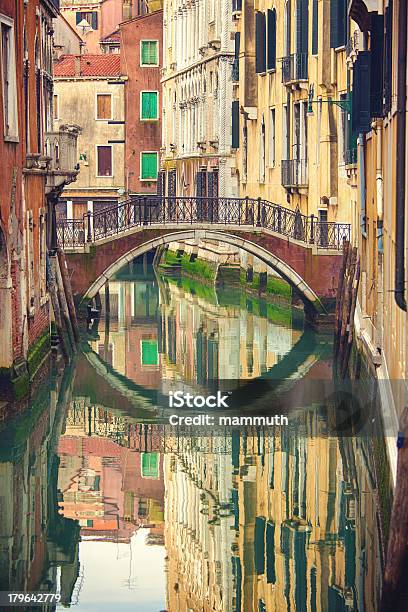 Canale Di Venezia - Fotografie stock e altre immagini di Ambientazione esterna - Ambientazione esterna, Canale, Composizione verticale