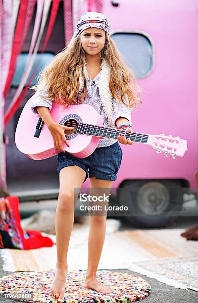 Gipsy Ragazza Suona La Chitarra - Fotografie stock e altre immagini di Accessorio personale - Accessorio personale, Adolescente, Ambientazione esterna