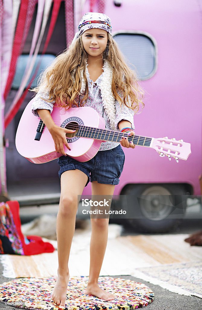 Цыганский девушки играют гитара - Стоковые фото Автомобиль роялти-фри