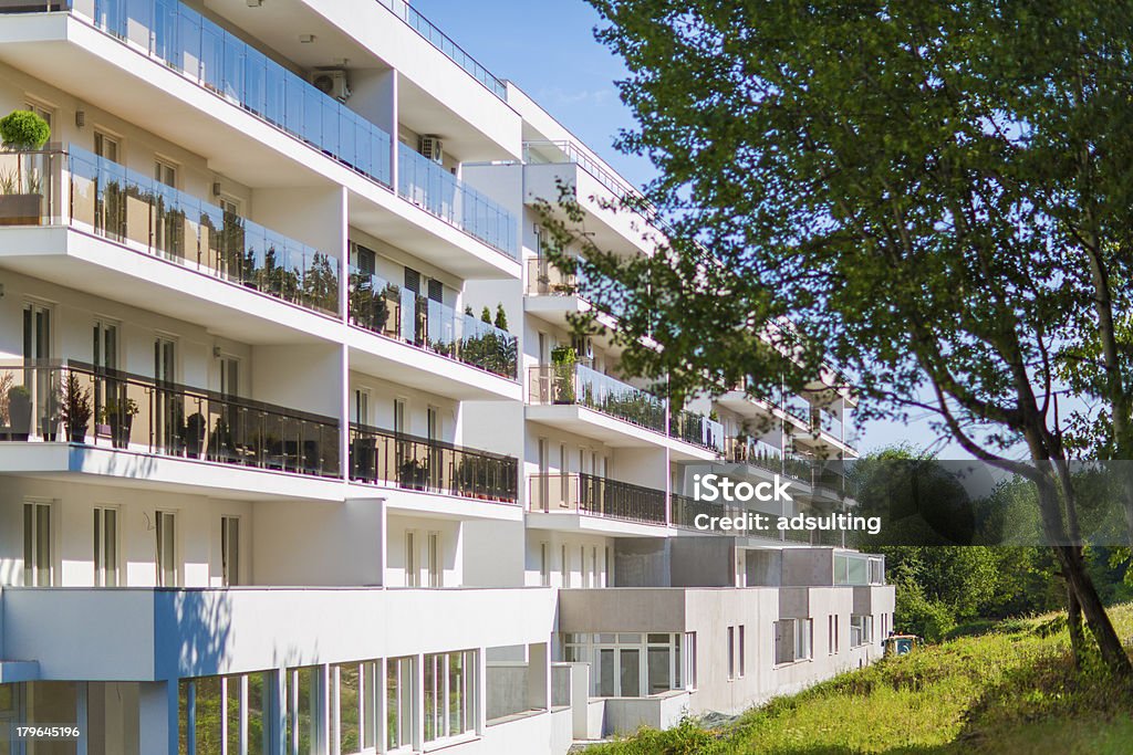 Apartment-Gebäude, dem Pine Grove - Lizenzfrei Außenaufnahme von Gebäuden Stock-Foto