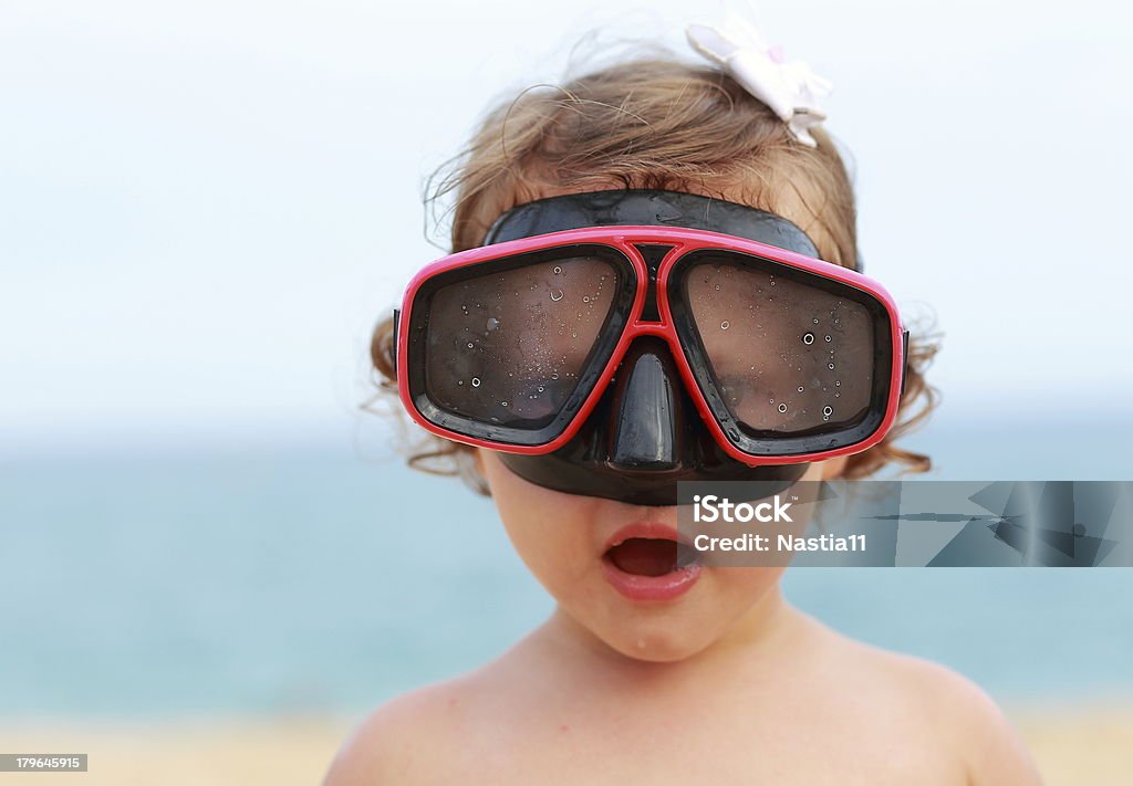 놀라운 아기 여자�아이 다이빙 ㅁ마스크 루킹 재미있음 - 로열티 프리 수영장-스포츠 경기장 스톡 사진