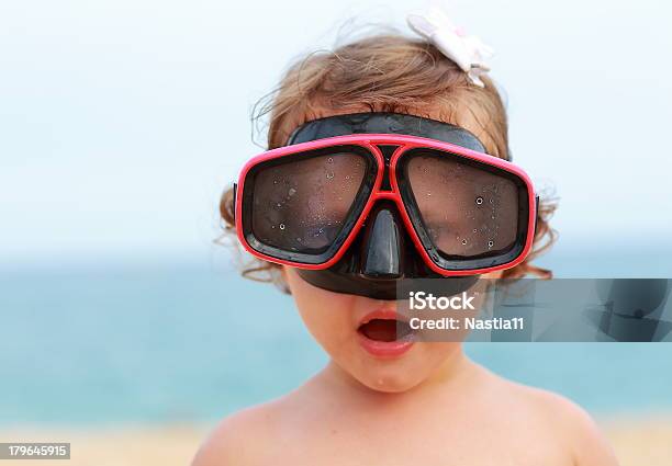 놀라운 아기 여자아이 다이빙 ㅁ마스크 루킹 재미있음 수영장-스포츠 경기장에 대한 스톡 사진 및 기타 이미지 - 수영장-스포츠 경기장, 스쿠버 마스크, 마스크