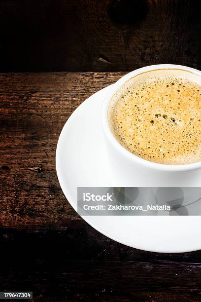 Zbliżenie Filiżanki Espresso Na Starym Drewnianym Stole Tło - zdjęcia stockowe i więcej obrazów Afrykanin