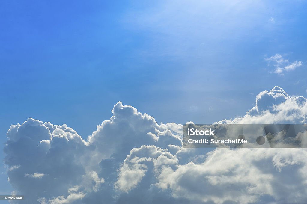 chmura na błękitnym niebie - Zbiór zdjęć royalty-free (Bez ludzi)