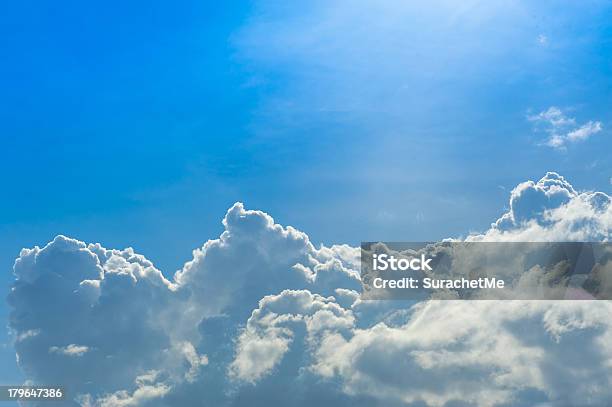Chmura Na Błękitnym Niebie - zdjęcia stockowe i więcej obrazów Bez ludzi - Bez ludzi, Cumulus, Dzień