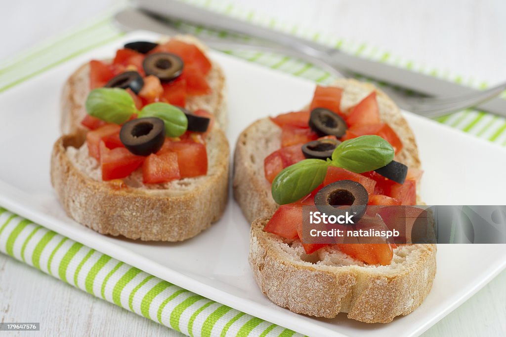 Pan con salsa de tomate, aceitunas y albahaca - Foto de stock de Aceituna libre de derechos