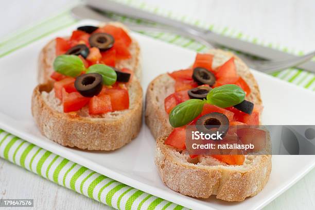 Pão Com Tomate Manjericão E Azeitonas - Fotografias de stock e mais imagens de Alimentação Saudável - Alimentação Saudável, Almoço, Azeitona