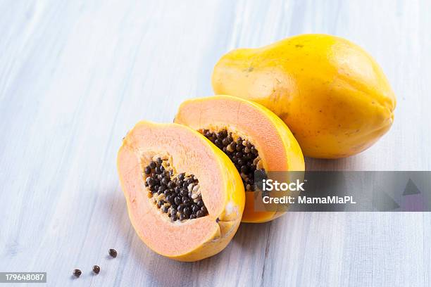 Frutas Foto de stock y más banco de imágenes de Alimento - Alimento, Amarillo - Color, Azul