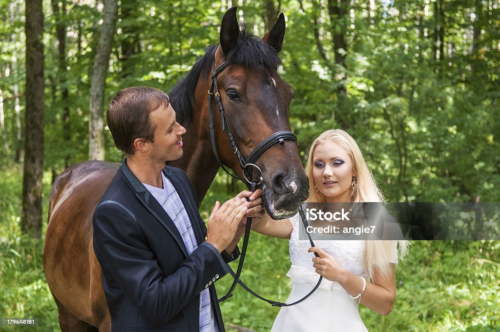 Noiva e noivo com um cavalo - Foto de stock de 20-24 Anos royalty-free