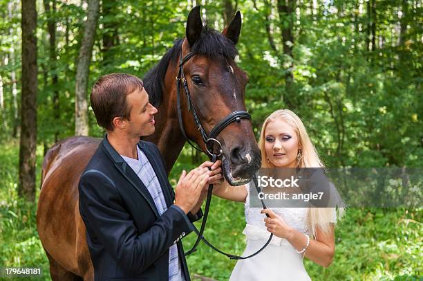 Foto de Noiva E Noivo Com Um Cavalo e mais fotos de stock de 20-24 Anos - 20-24 Anos, Adulto, Amor