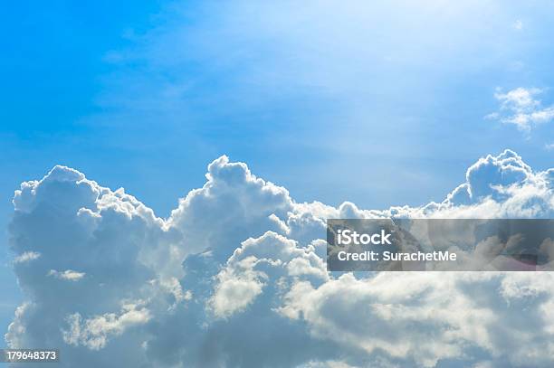 Nuvola Sul Cielo Blu - Fotografie stock e altre immagini di Blu - Blu, Clima, Composizione orizzontale