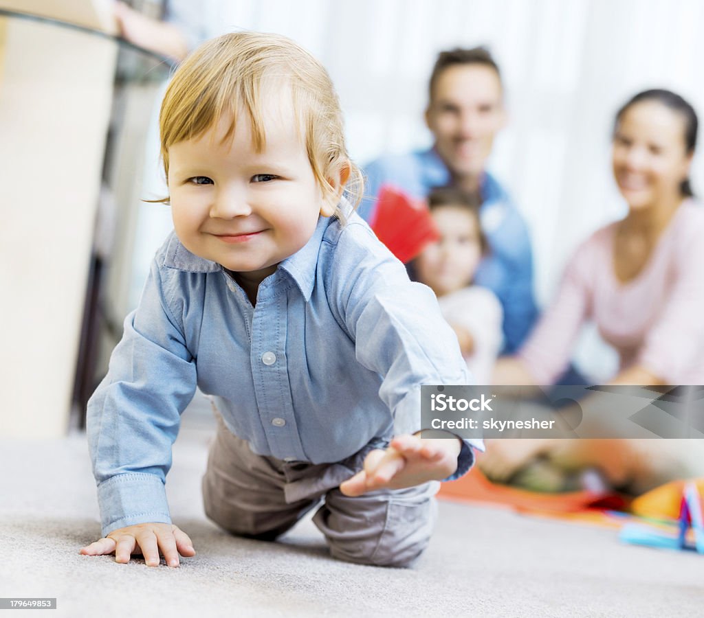 Ragazzino Camminare a gattoni. - Foto stock royalty-free di 12-23 mesi