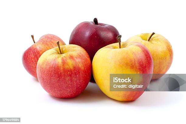 Fünf Äpfel Stockfoto und mehr Bilder von Apfel - Apfel, Fotografie, Freisteller – Neutraler Hintergrund