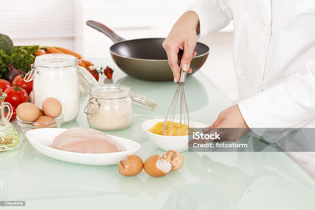 Le Chef préparer à manger - Photo de Bol et saladier libre de droits