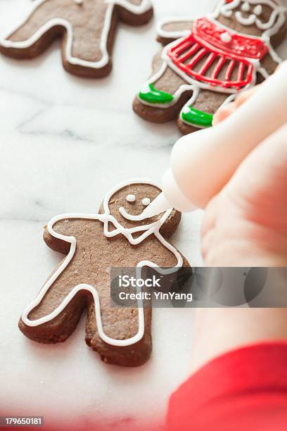 Decoración De Navidad Pan De Jengibre Cookies Con Frosting Vt Foto de stock y más banco de imágenes de Actividad