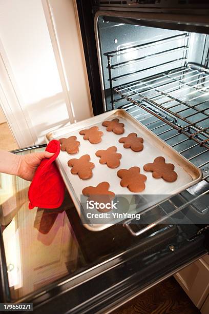 Lebkuchen Mann Cookies Für Weihnachten Stockfoto und mehr Bilder von Backblech - Backblech, Backen, Bäcker