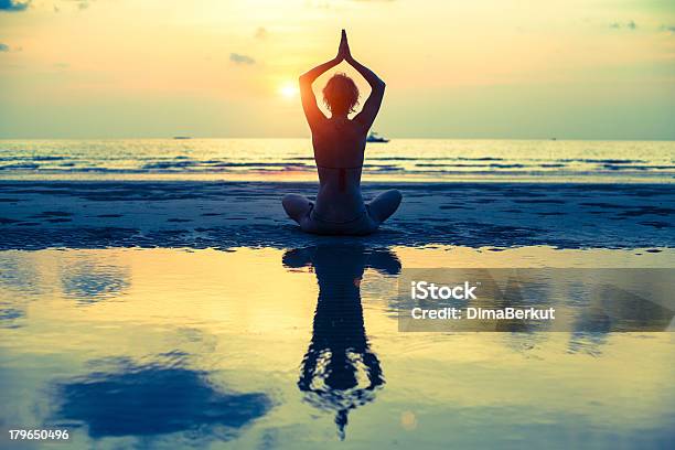 Yogafrau Sitzt In Lotuspose Am Strand Stockfoto und mehr Bilder von Strand - Strand, Achtsamkeit - Persönlichkeitseigenschaft, Betrachtung