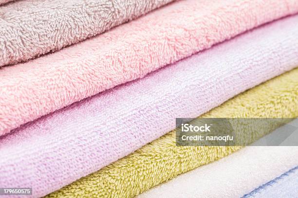 Foto de Toalha Em Coluna e mais fotos de stock de Algodão - Material Têxtil - Algodão - Material Têxtil, Amimar, Amontoamento