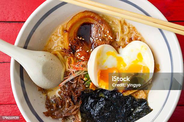 Photo libre de droit de Ramen De Style Japonais Traditionnel Avec Cuillère Et Chopstick banque d'images et plus d'images libres de droit de Algue