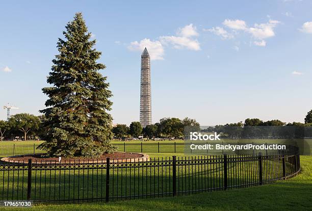 Árbol Nacional De Navidad Y Monumento Foto de stock y más banco de imágenes de Andamio - Herramientas de construcción - Andamio - Herramientas de construcción, Monumento a Washington - Washington DC, Alto - Descripción física