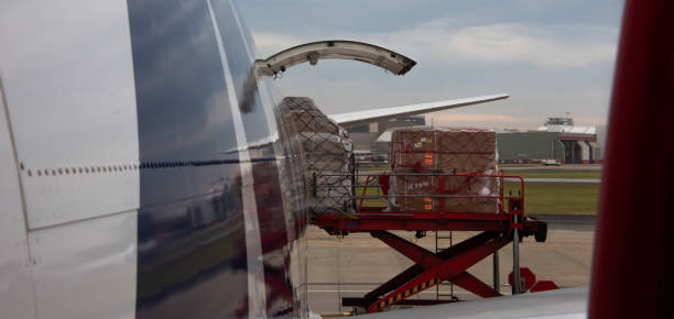 área de carga do boeing 747-400 de aeronaves de passageiros - luggage hold - fotografias e filmes do acervo